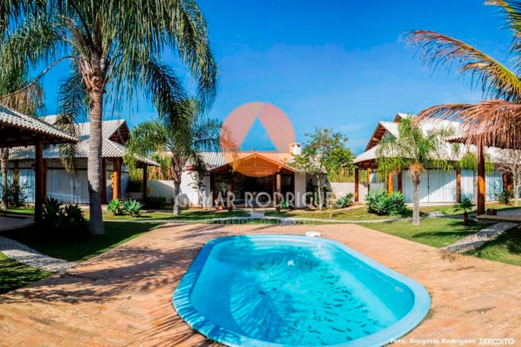 Piscina com salão de festas.