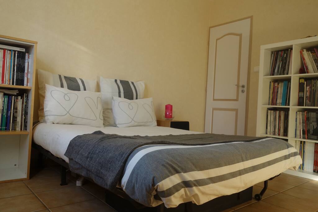Chambre 14m2 - 2 personnes avec grand lit 140 et bureau