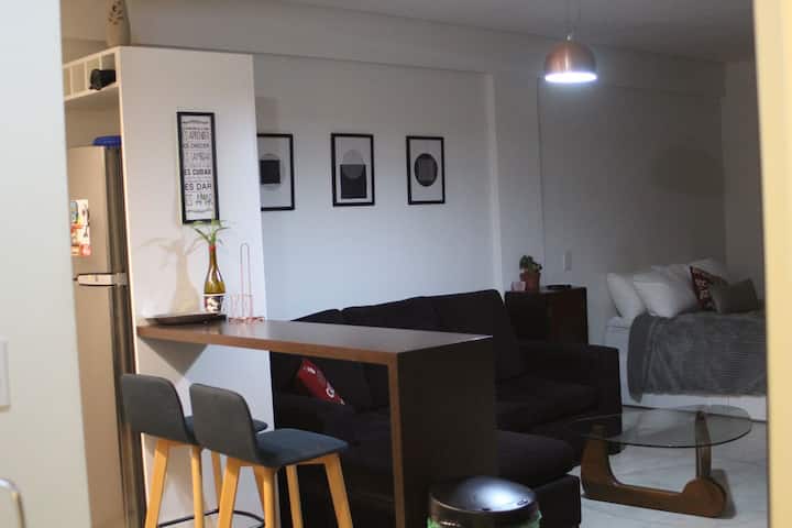 Apartamento tipo kitnet com varanda em Saavedra