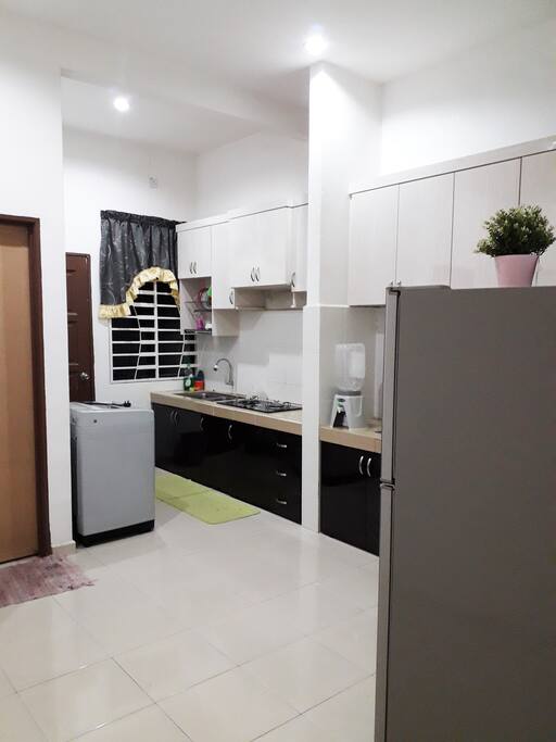 spacious and complete kitchen appliances