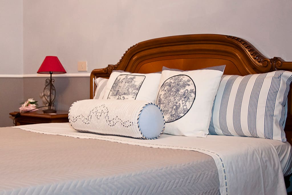 Una camera spaziosa, un letto comodo e confortevole con possibilità di aggiungere letto supplementare