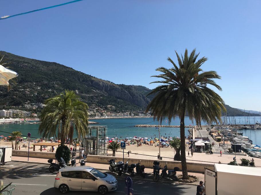 Vue du balcon sur la plage des Sablettes