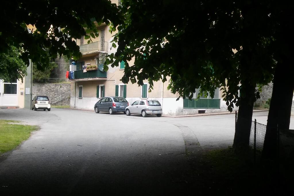 Il comodo posteggio nel cortile.