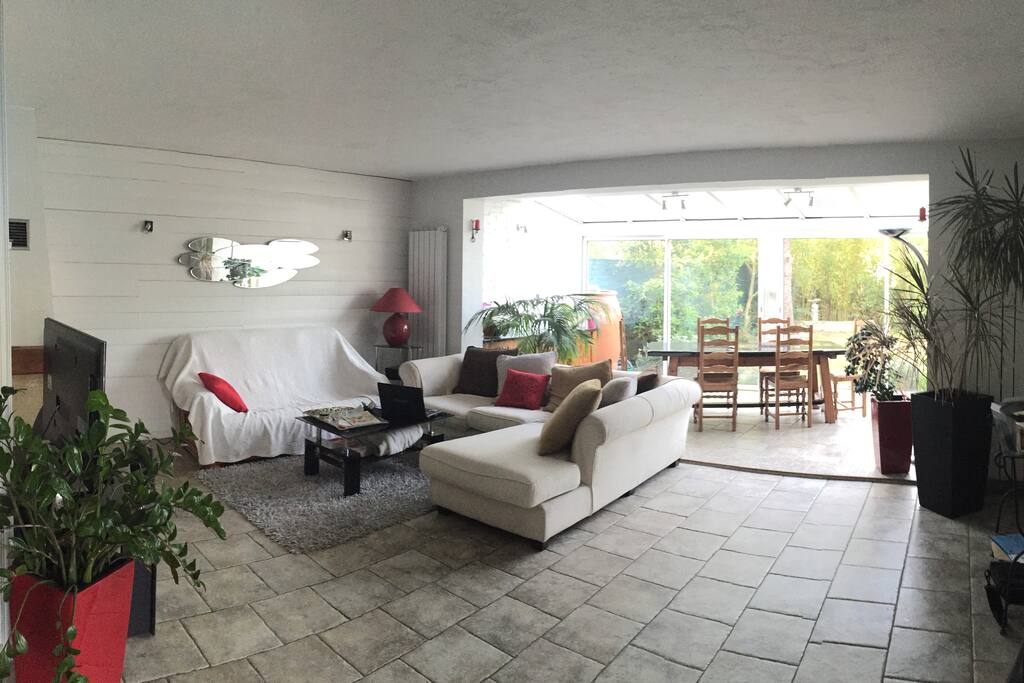 grande salle à manger avec baie vitree