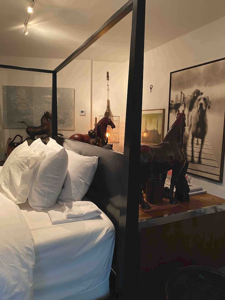  غرفة النوم رقم1
بإطلالة على الحظيرة الرئيسية 
مع مكتب للعمل عن بعد إذا لزم الأمر.