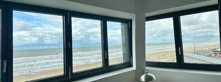 נופים יפים מחדר השינה הראשי מעל החוף והים. 