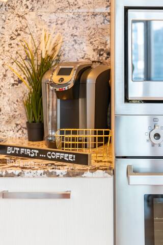 2 BR Luxury Condo, Parking CN Tower View gallery image 5