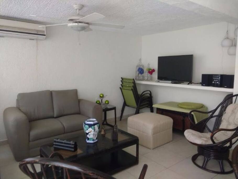 Sala con sofa 2 plazas , sofa 3 plazas y 2 sillones de descanso