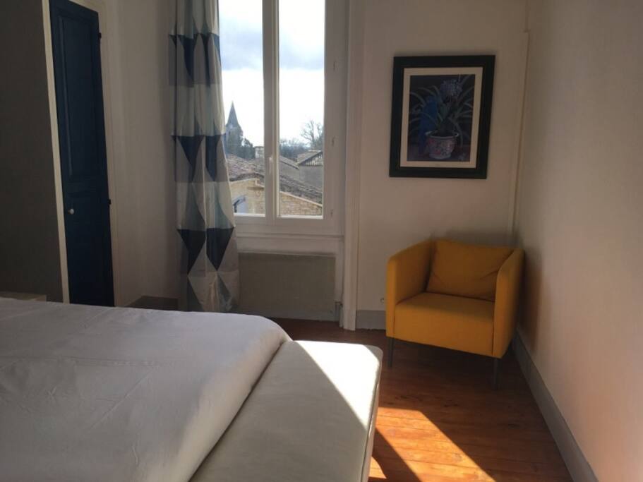 Grande chambre lumineuse