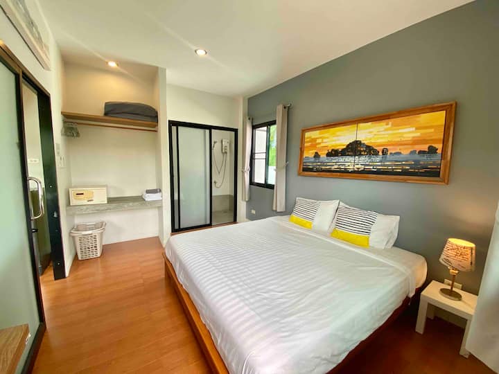 Chumba cha kulala cha kujitegemea kilicho na kiyoyozi, kitanda cha futi 6