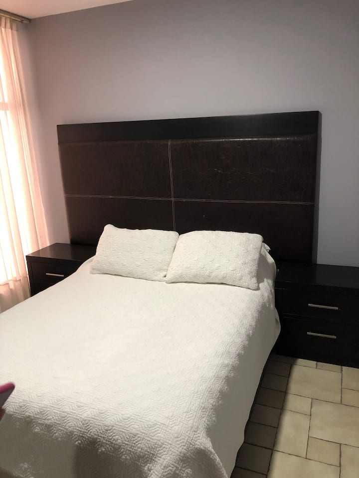 Dhoma e gjumit 1, kati i parë. Me banjë private.
