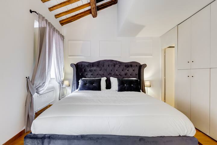 ★ ★ ★ ★ ★ NAVONA SQUARE – RomeDreamHome -Satinized gallery image 4