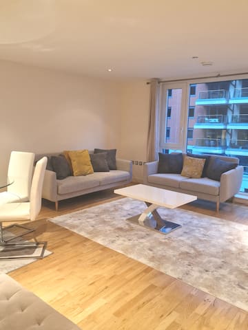 LUXURIOUS 3 BEDROOM BY THE RIVER