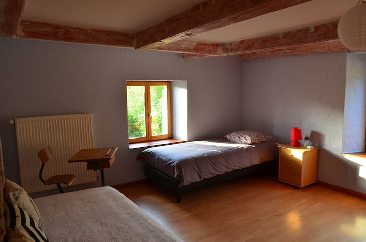 Спална соба. Можност да се трансформира во брачен кревет (широк 125 - 149 см).