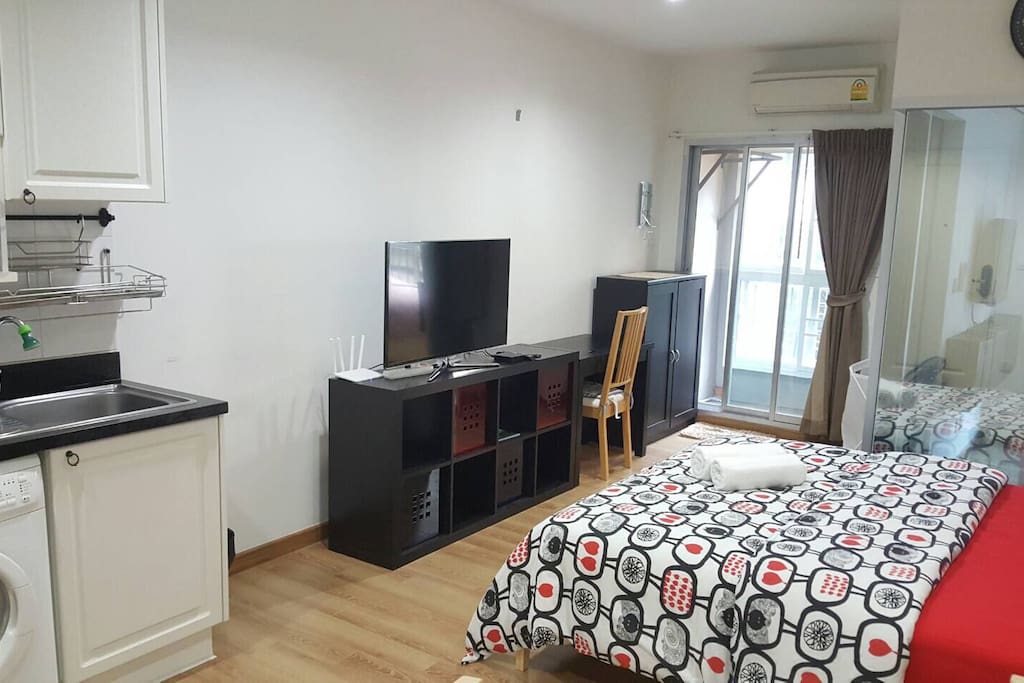 Living room with queen size bed. 40inch TV.