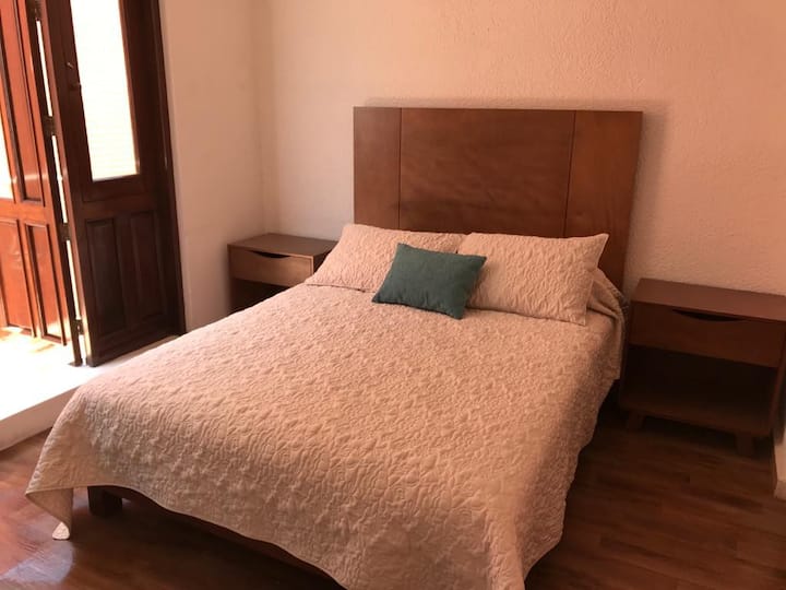 4. spavaća soba: bračni krevet, balkon, roletne i privatna kupaonica.