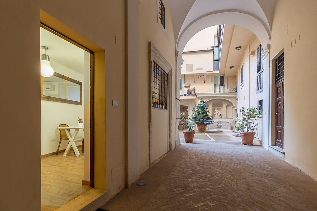 Corridoio di ingresso al palazzo storico e sul lato sinistro, ingresso all’appartamento