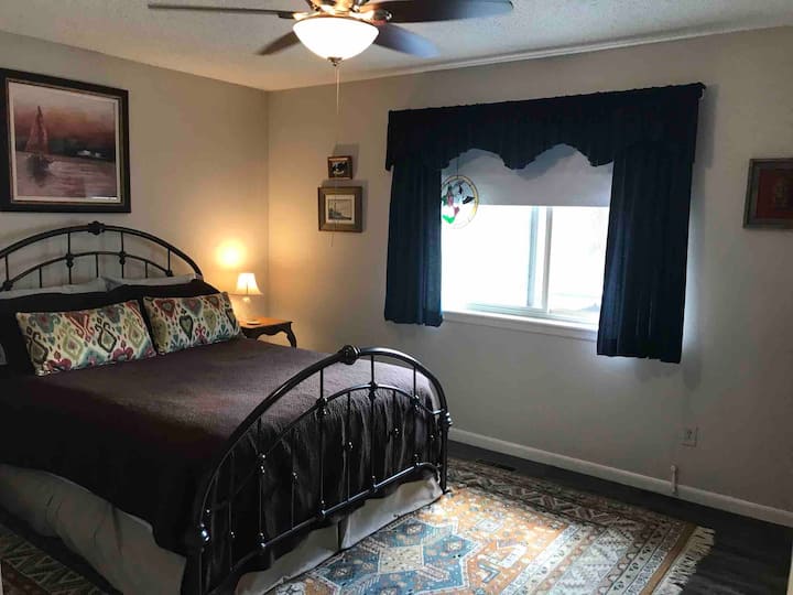 ห้องนอนใหญ่ (เตียงควีนไซส์หนึ่งหลังและห้องน้ำเต็มรูปแบบ)