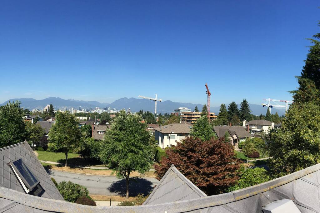Perfect central location. Minutes to transit. Downtown or airport 15-20 minutes in opposite directions.