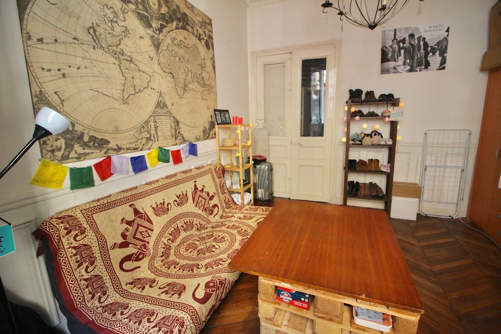 Indian style mixed with wood is giving an original and nice