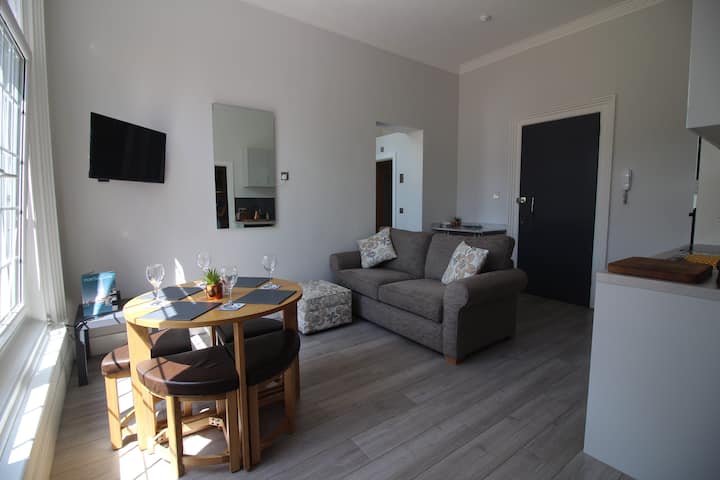Modern Seaside Getaway In Southsea - Walk To Beach - Southsea