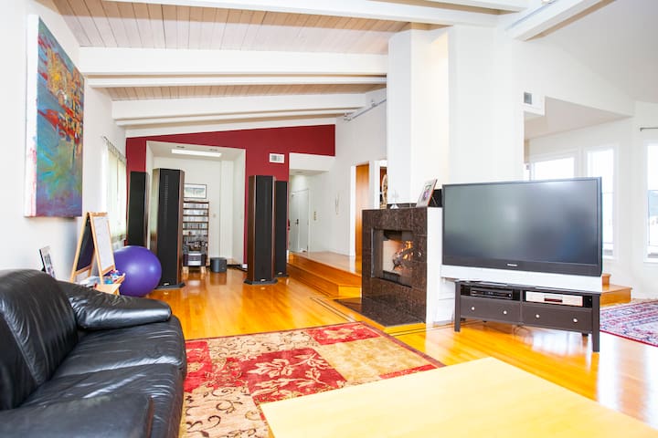 Contemporary Penthouse with Two Beds and City View