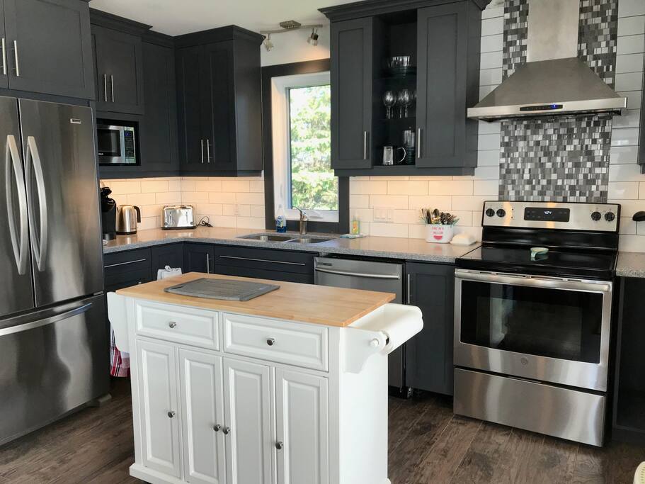 Fully equipped kitchen and dining area