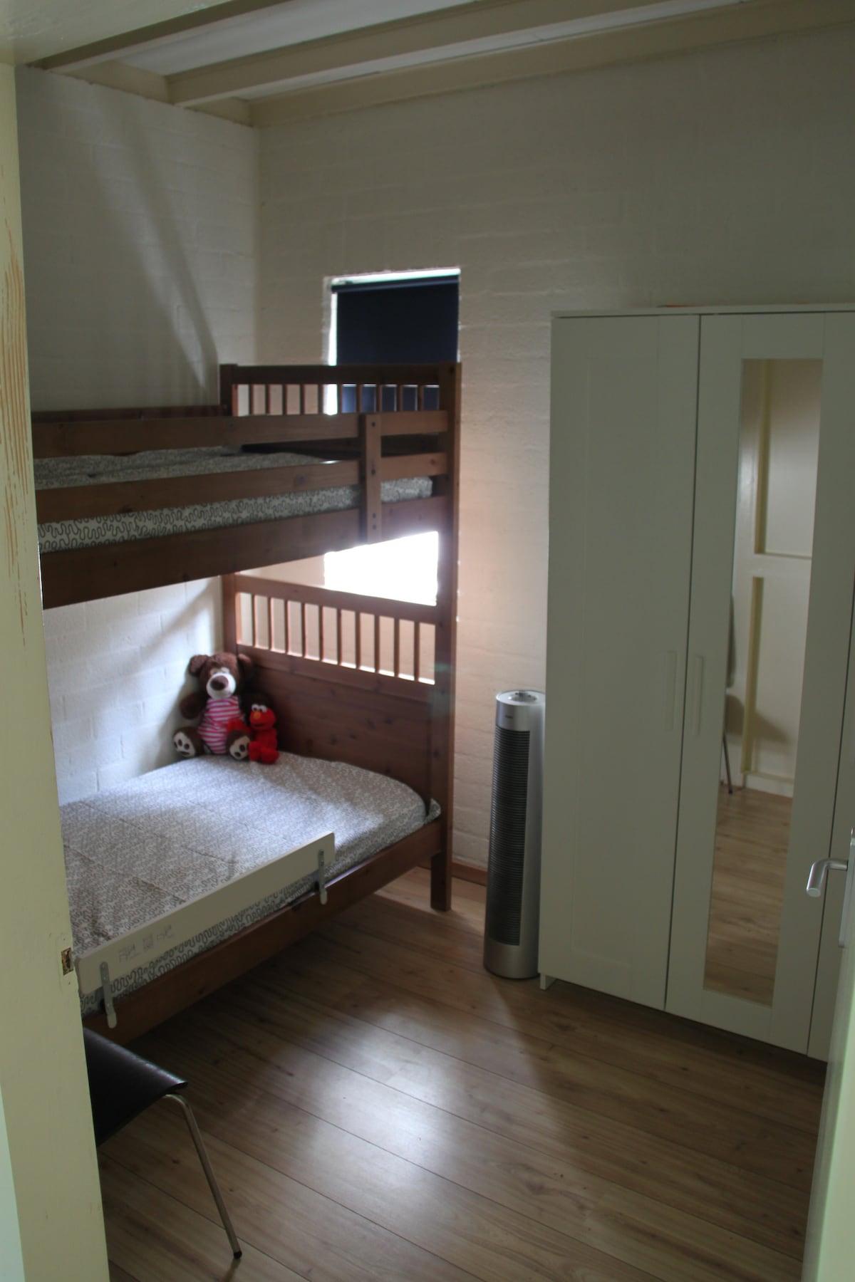 Kamer met stapelbed en ruime kast.