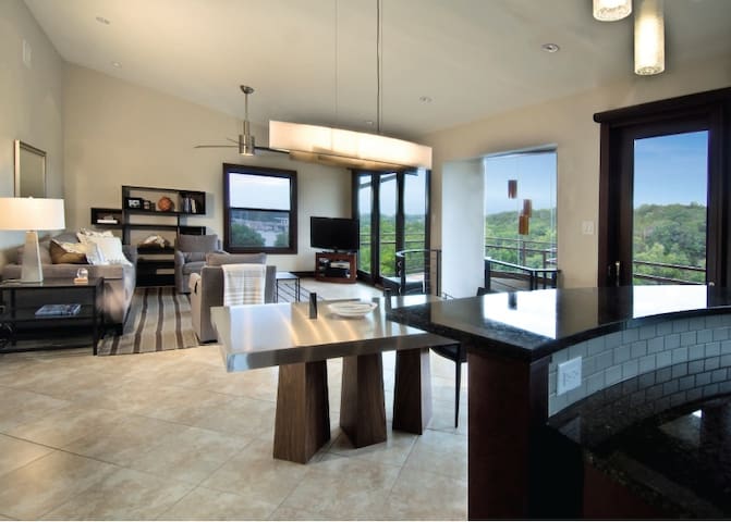 Luxery Lakefront House w/City Views gallery image 5