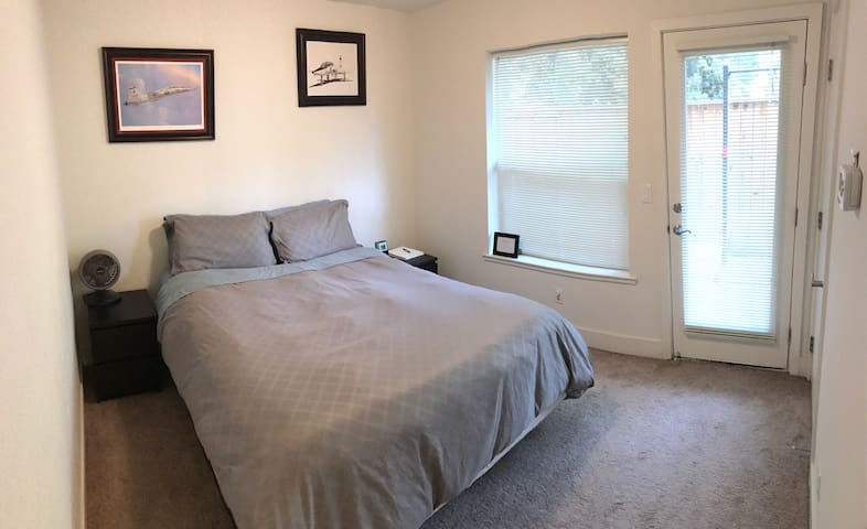Private room & bath near downtown