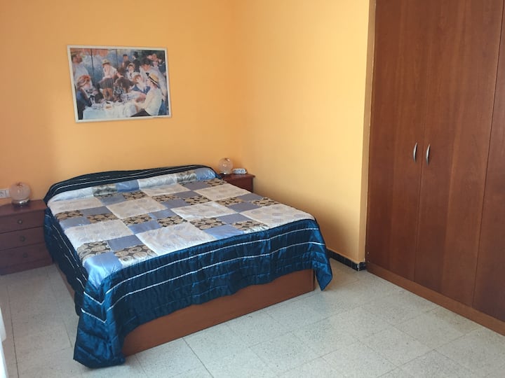 חדר שינה 1 עם מיטה זוגית בגודל 2 מ' - חדר זוגי 1 - Schlafzimmer 1 mit 2 מ' Bett