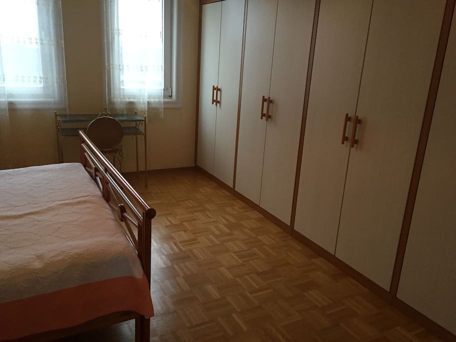 Kleiderschrank im Schlafzimmer mit 8 Türen