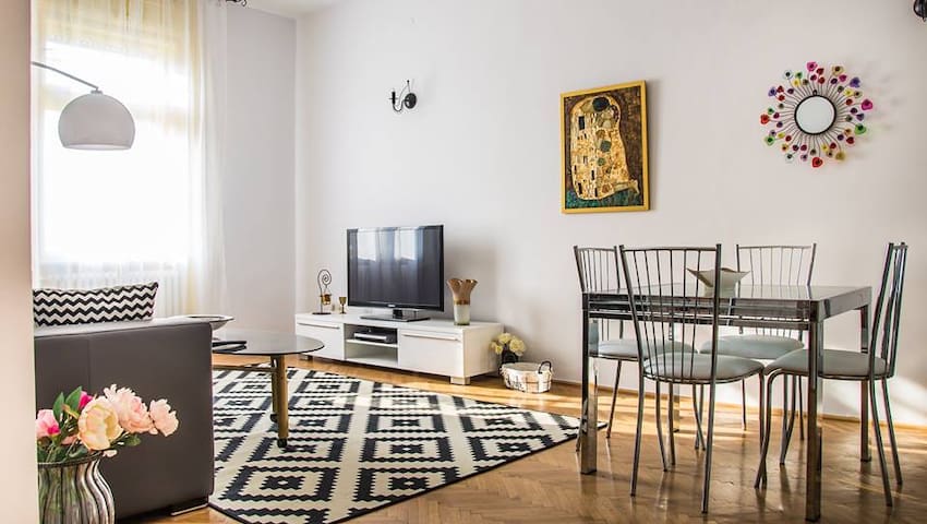 Artistic flat with great view over Victoria Square