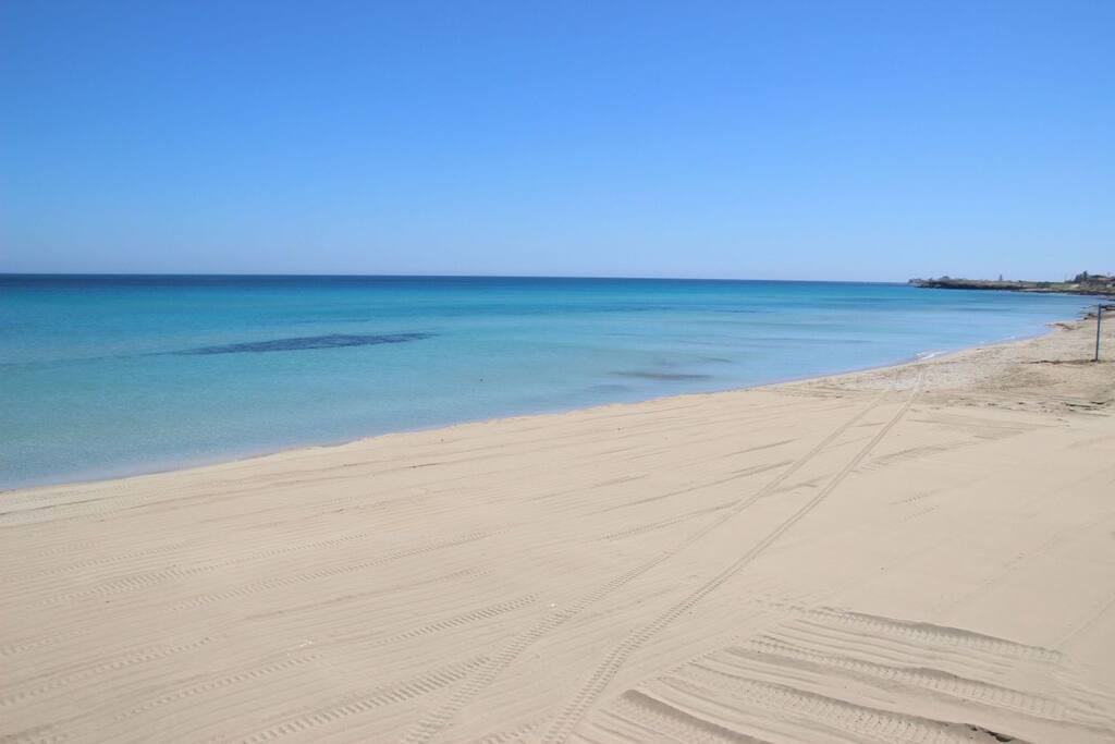 Der Strand und das klare Meer