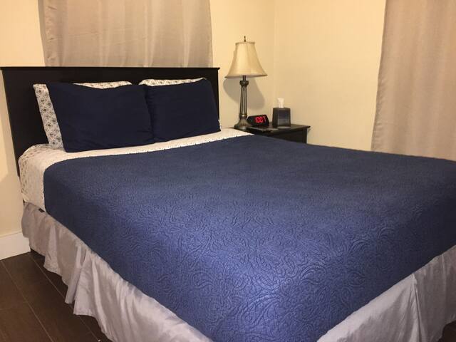 ★ Dog Friendly 10 Mins to Beach 36 Inch Smart TV ★