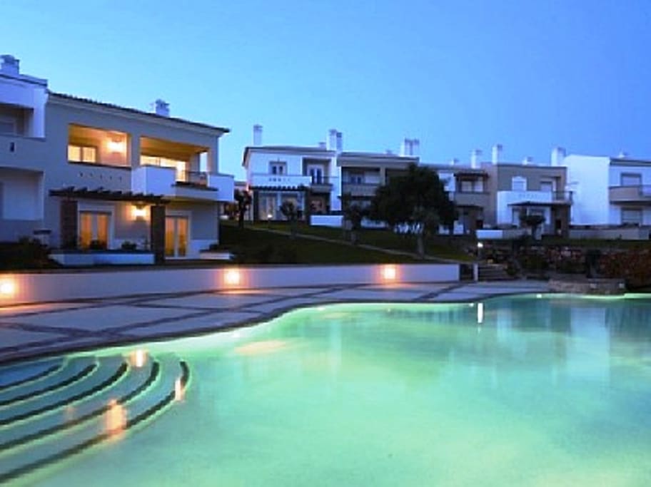 Piscina à noite