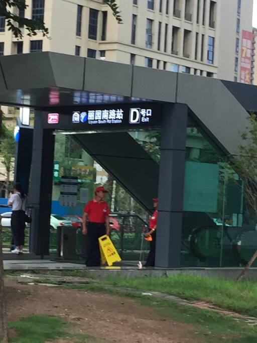 大楼旁的地铁出入口