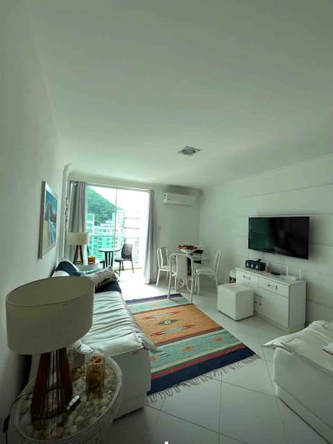 Popular Airbnb listing: Guarujá, Pitangueiras Apartment 30 meters from the sea and wifi in Guarujá
