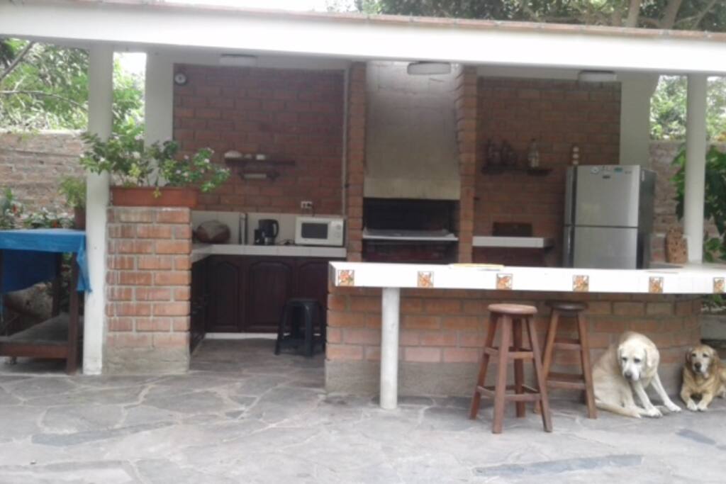 Amplio Parrillero con todo lo necesario para disfrutar de un buen asado, una caja china o cilindro. Cuenta con Refrigeradora y horno microondas!!