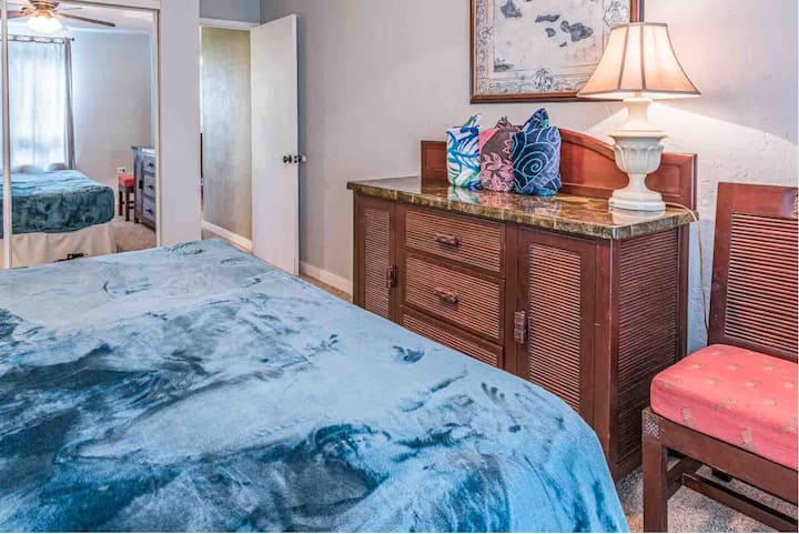 Горен кревет со перница со свежи бели чаршафи
