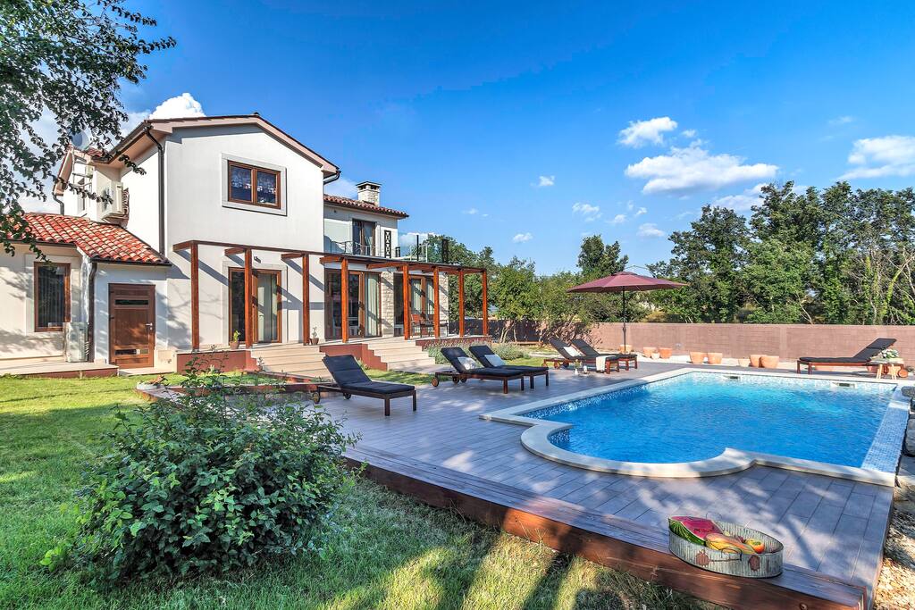 The Villa with 2.000 m2 fully fenced garden