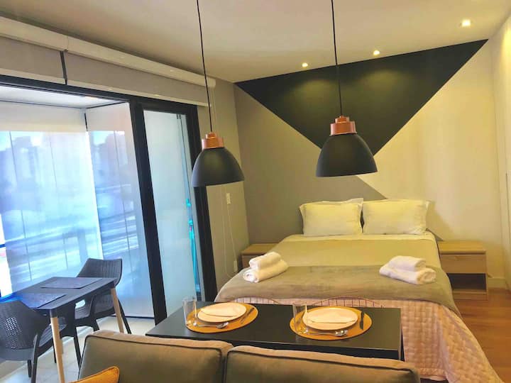 Dormitorio y balcón. Cama tamaño queen.