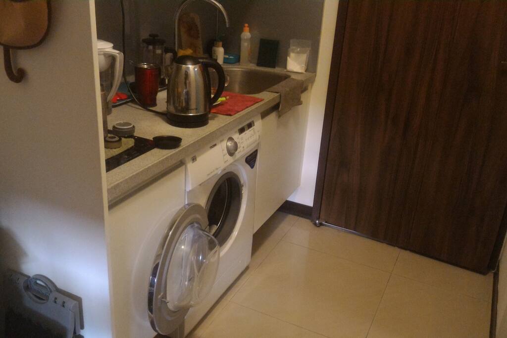 有電爐可開伙的廚房及洗脫烘洗衣機