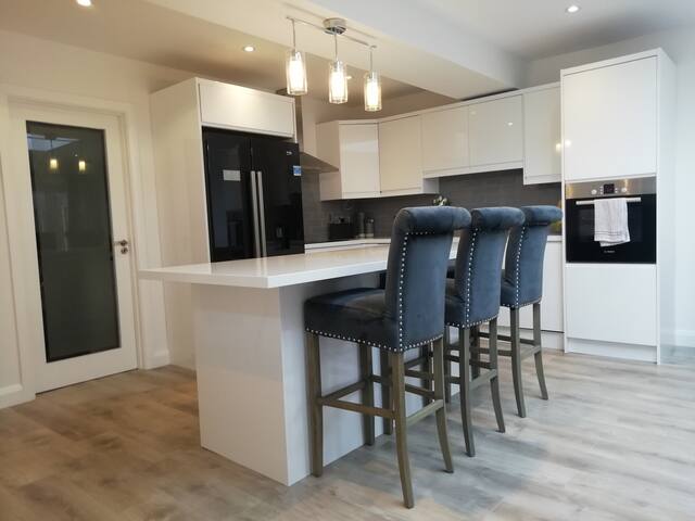 Modern suburban 5 bed d13