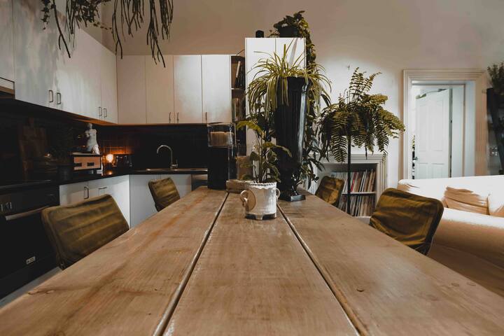 Luxury 2 BDRM Apartment / 2 MIN WALK to GRAND PRIX gallery image 4