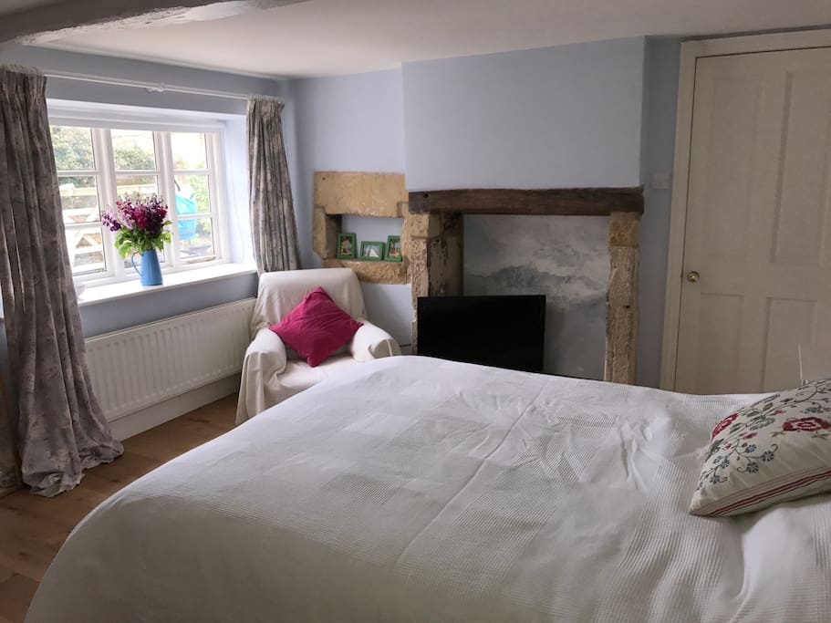 The king size bed has a new organic mattress. Cosy!