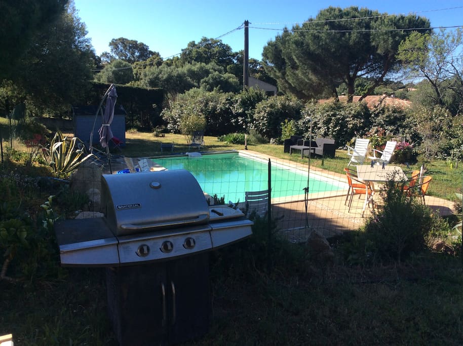 Barbecue et transats plus pergola