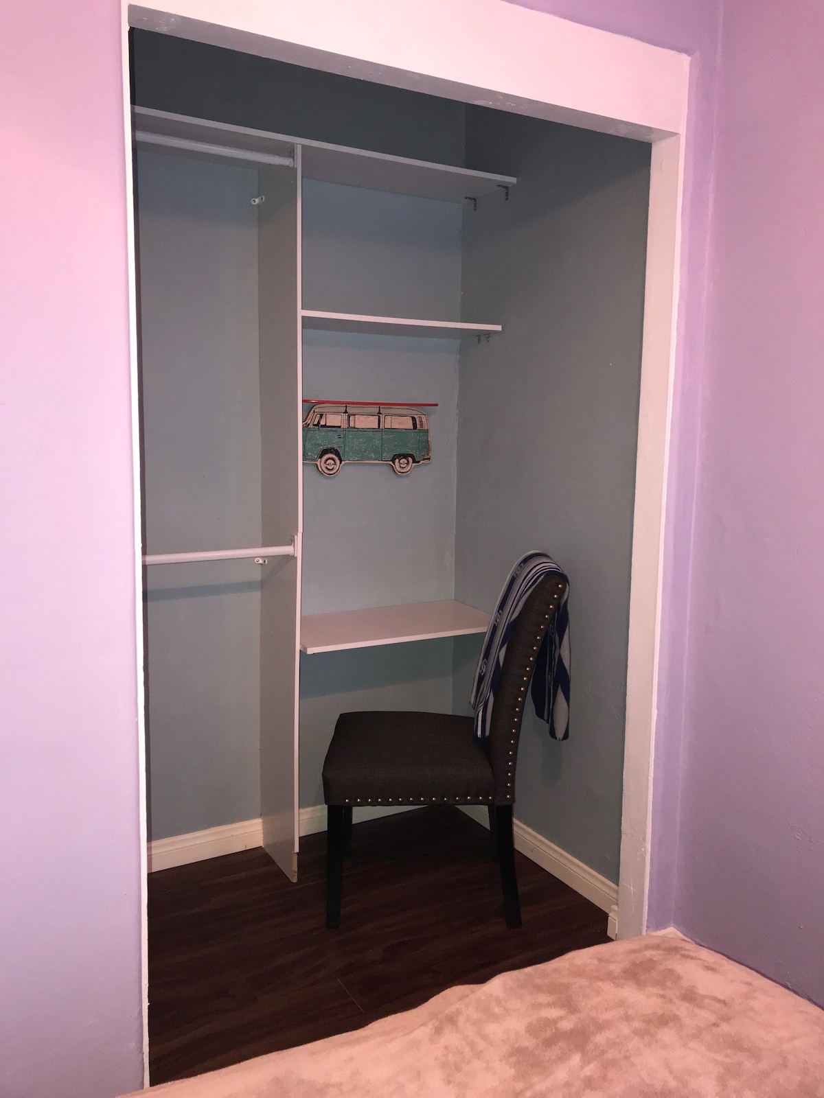 Плакар и биро/масичка за облекување