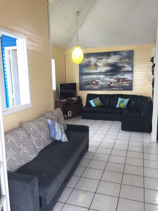 Sala ampla com Sky Tv