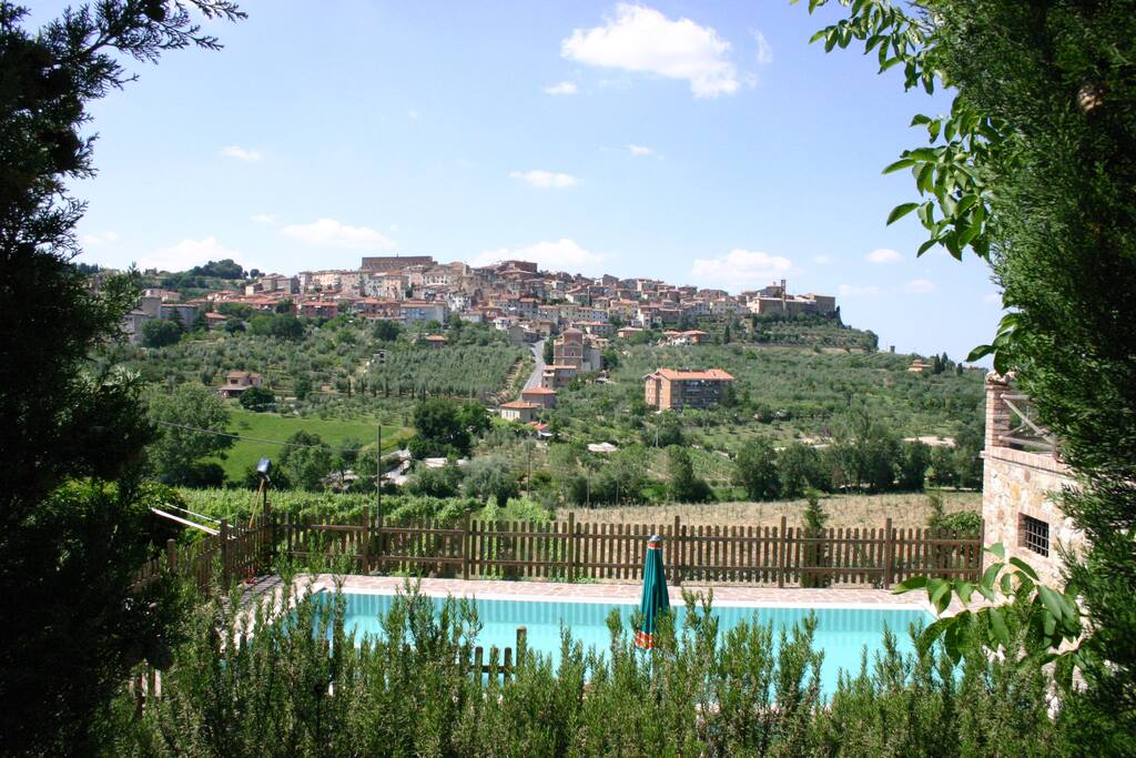 veduta centro storico e piscina